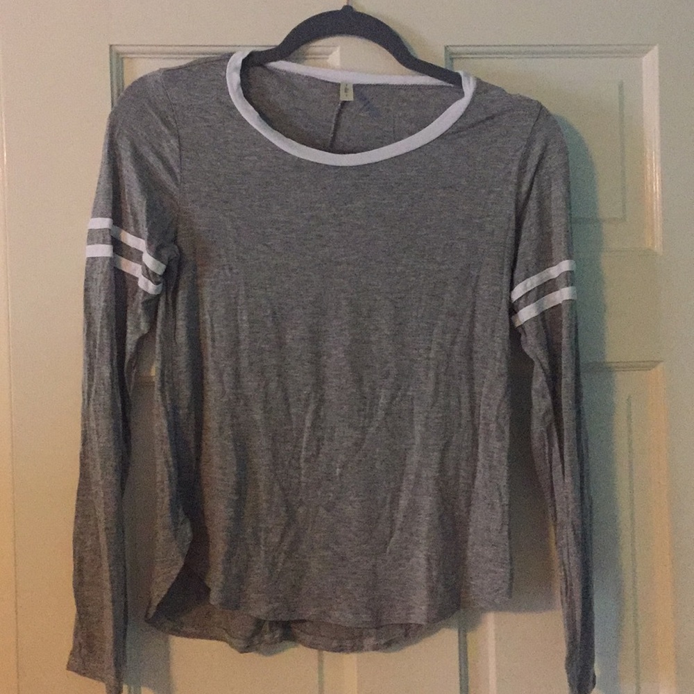 gray shirt w/ white stripes